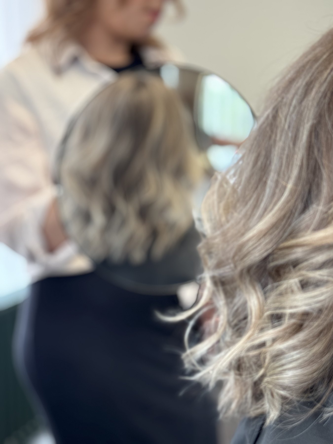 Blond styling i spegel