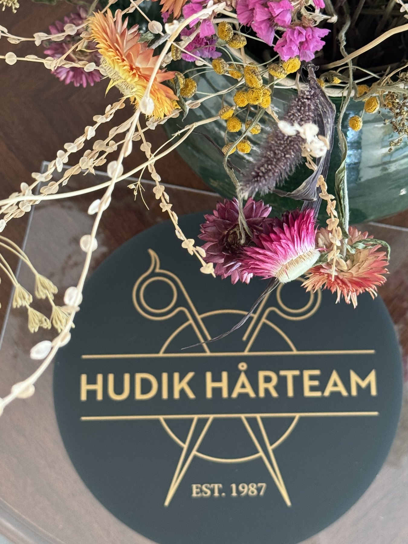 Hudik Hårteams emblem med blommor